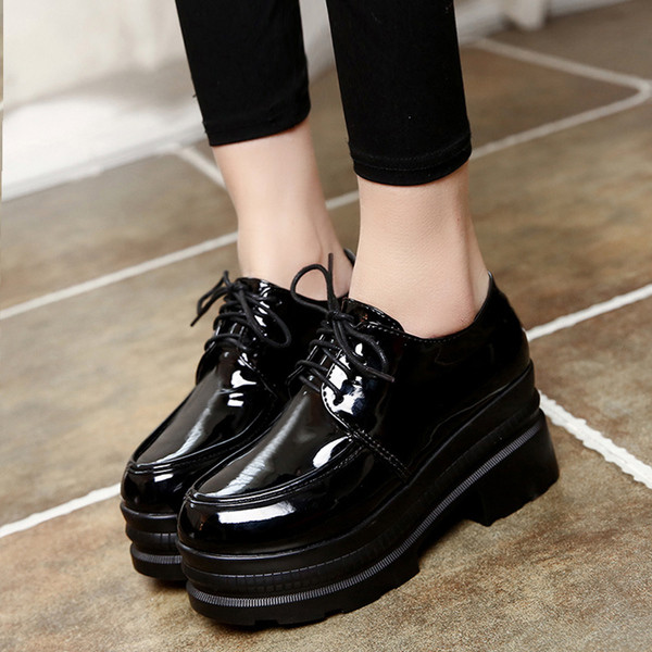 Modern női cipő magas talppal, fekete és piros színben