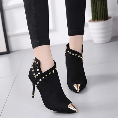 Γυναικείες μπότες με διακοσμητικά τρουξ σε μαύρο χρώμα