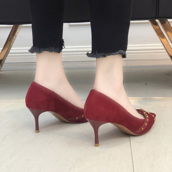 Γυναικεία  παπούτσια με ψηλό τακούνι  σε μαύρο και κόκκινο χρώμα