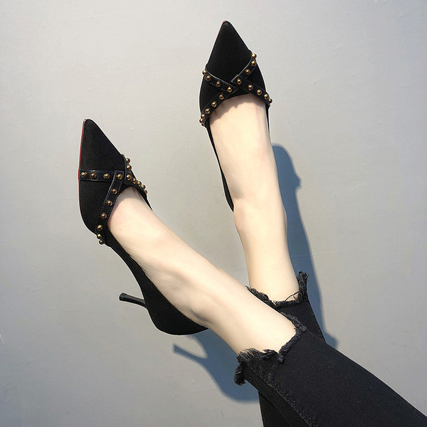 Γυναικεία  παπούτσια με ψηλό τακούνι  σε μαύρο και κόκκινο χρώμα