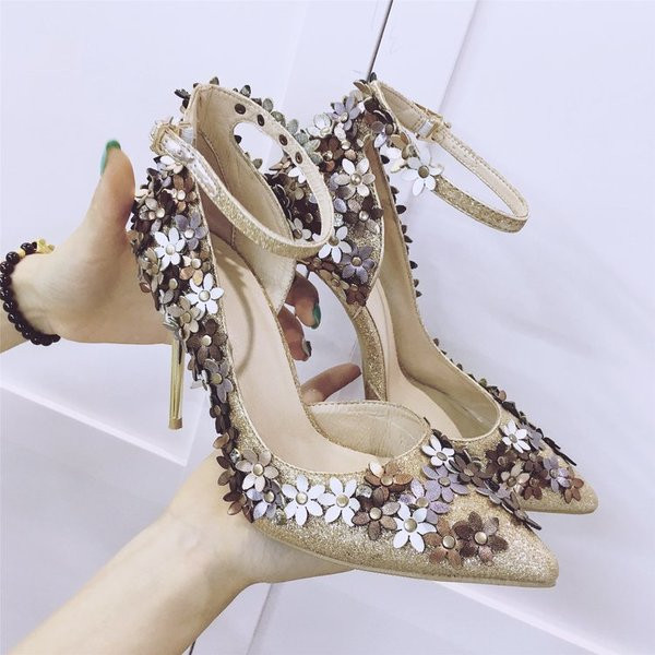 Γυναικεία  μοντέρνα παπούτσια με ψηλά τακούνια με floral μοτίβα