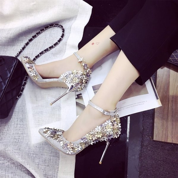 Γυναικεία  μοντέρνα παπούτσια με ψηλά τακούνια με floral μοτίβα