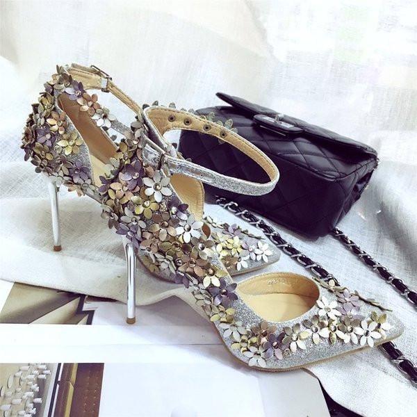 Γυναικεία  μοντέρνα παπούτσια με ψηλά τακούνια με floral μοτίβα