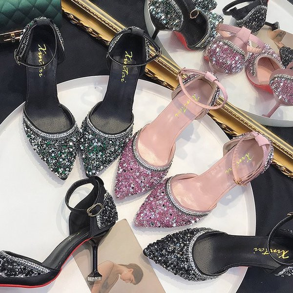 Μοντέρνα γυναικεία παπούτσια με ψηλά τακούνια σε διάφορα χρώματα