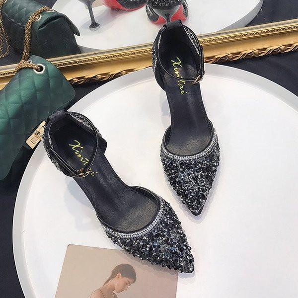 Μοντέρνα γυναικεία παπούτσια με ψηλά τακούνια σε διάφορα χρώματα