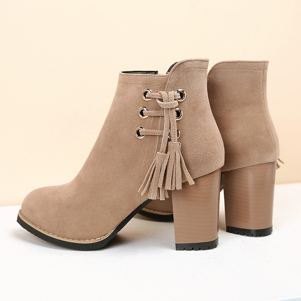 Елегантни дамски боти в два цвята на висок ток