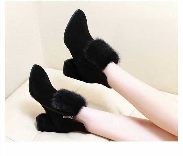 Дамски модерни боти с пух на висок ток