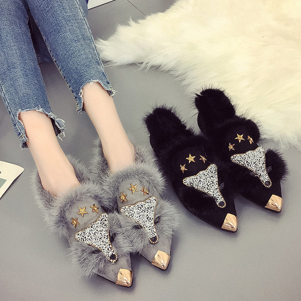 Модерни дамски обувки с пух в сив и черен цвят 