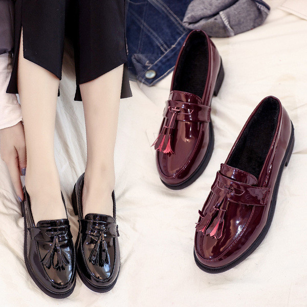 Дамски лачени мокасини в два цвята - черен и червен