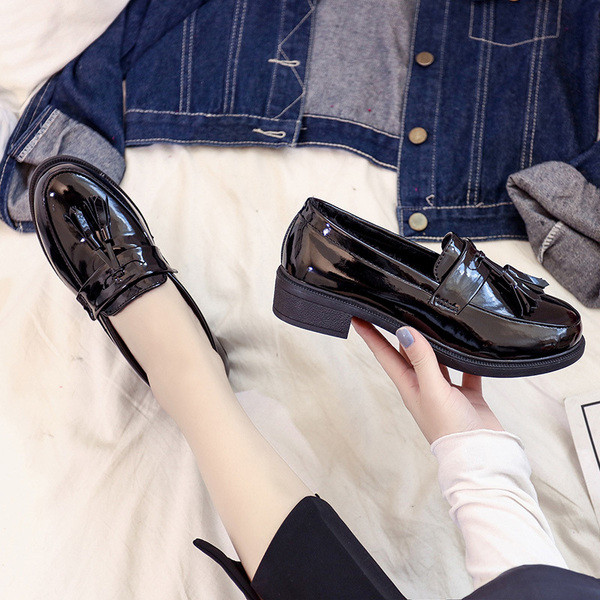 Дамски лачени мокасини в два цвята - черен и червен