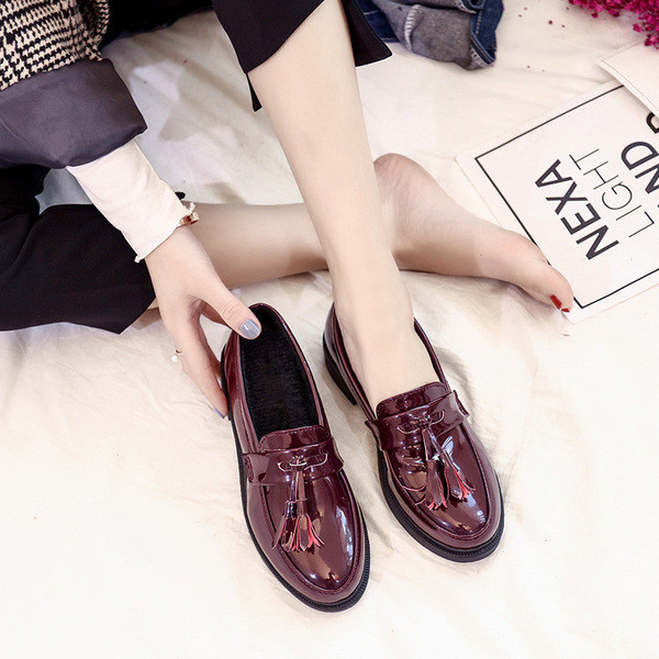 Дамски лачени мокасини в два цвята - черен и червен