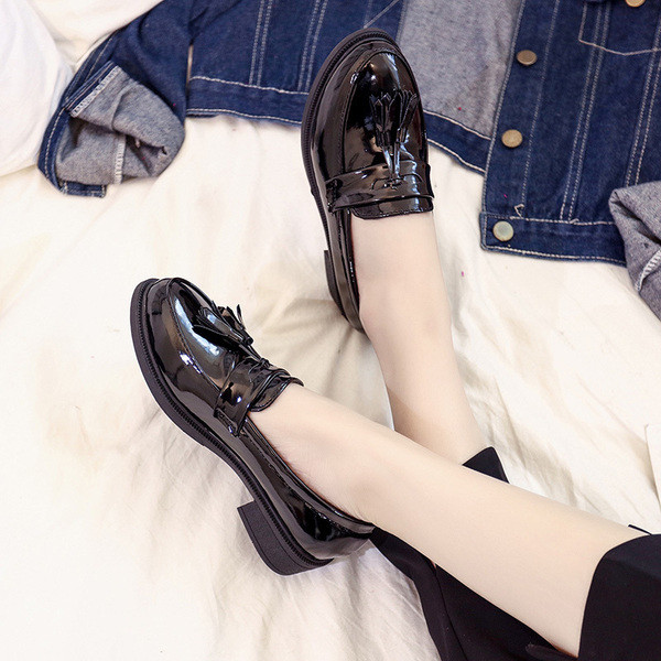 Дамски лачени мокасини в два цвята - черен и червен