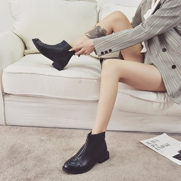 Дамски модерни боти с цип в черен цвят