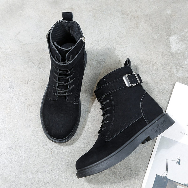 Модерни дамски боти в два цвята - бежов и черен