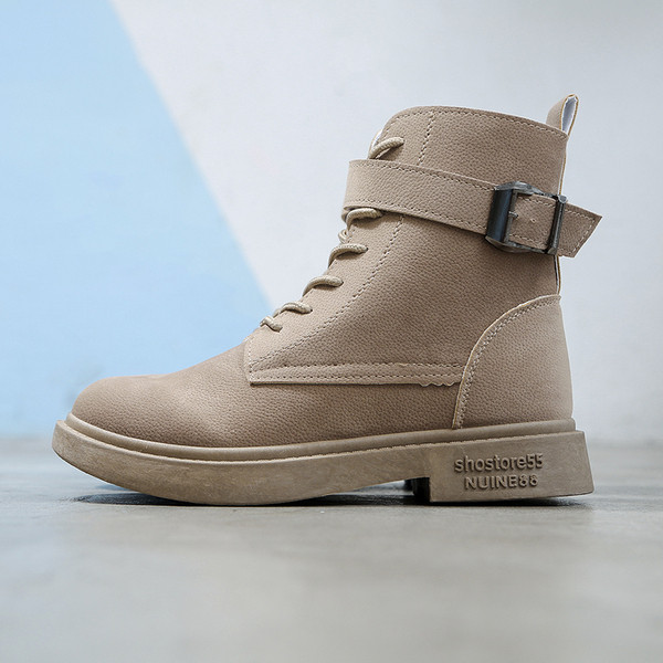 Модерни дамски боти в два цвята - бежов и черен