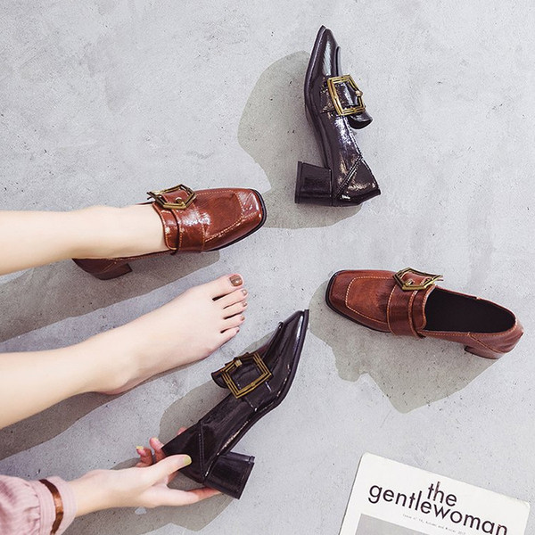 Дамски модерни обувки с катарама в два цвята