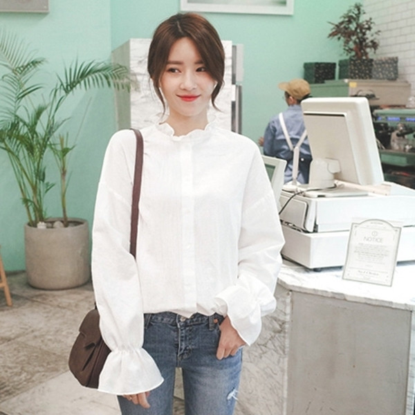 Модерна дамска риза в светъл цвят