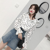 Модерна дамска риза на точки в бял цвят