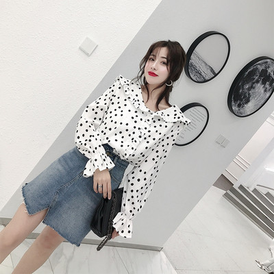 Модерна дамска риза на точки в бял цвят