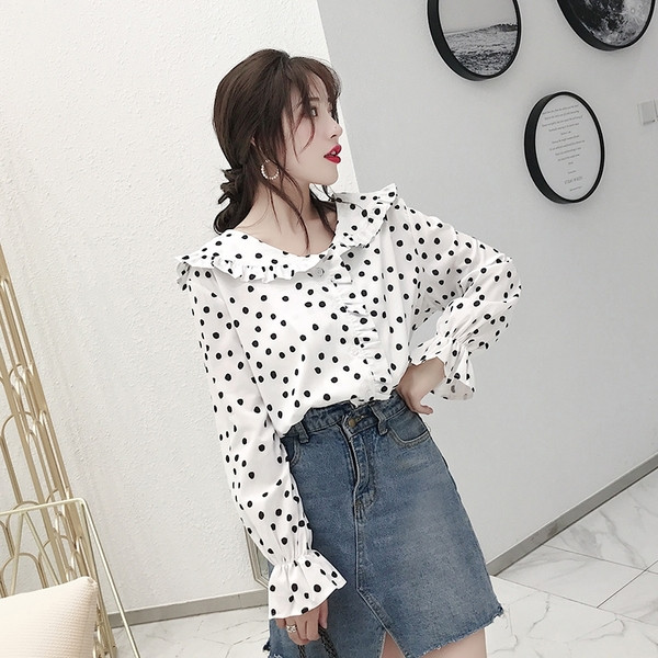 Модерна дамска риза на точки в бял цвят