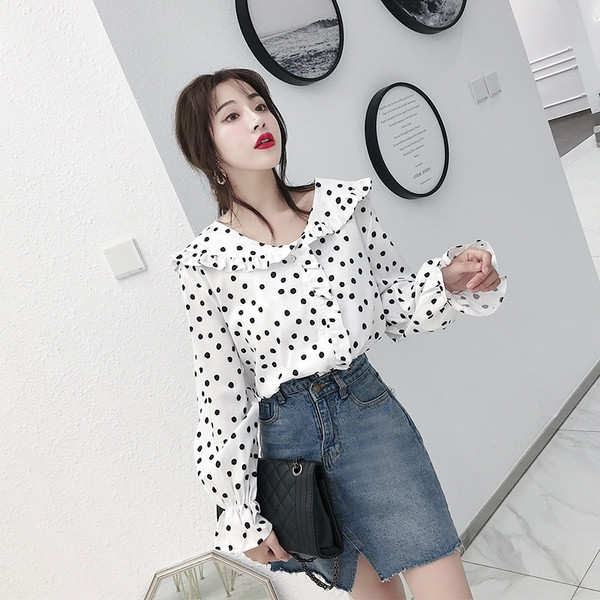 Модерна дамска риза на точки в бял цвят