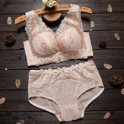 Lenjerie elegantă cu dantelă din două piese în mai multe culori