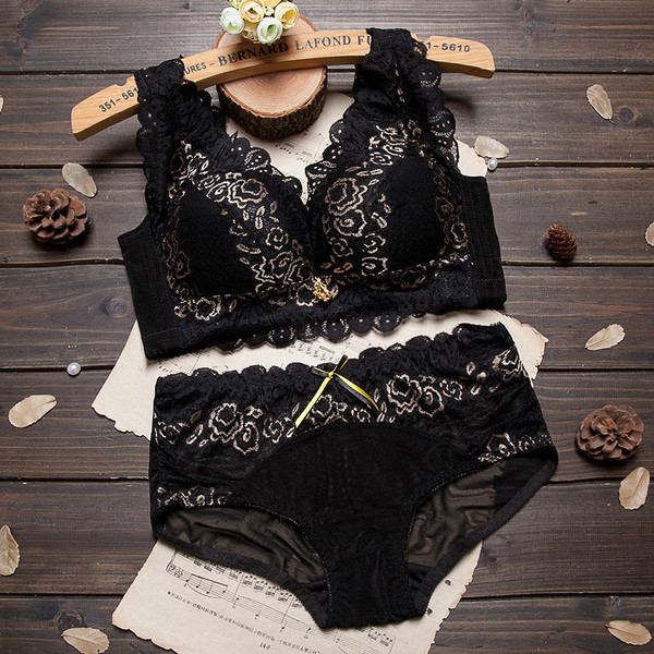 Lenjerie elegantă cu dantelă din două piese în mai multe culori