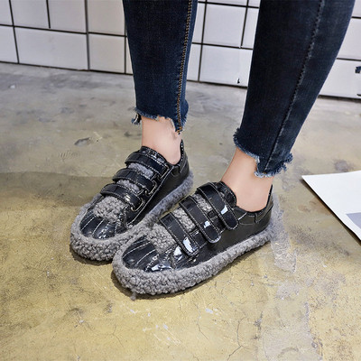 Модерни дамски маратонки с лепенки в два цвята