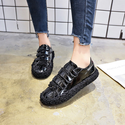 Модерни дамски маратонки с лепенки в два цвята