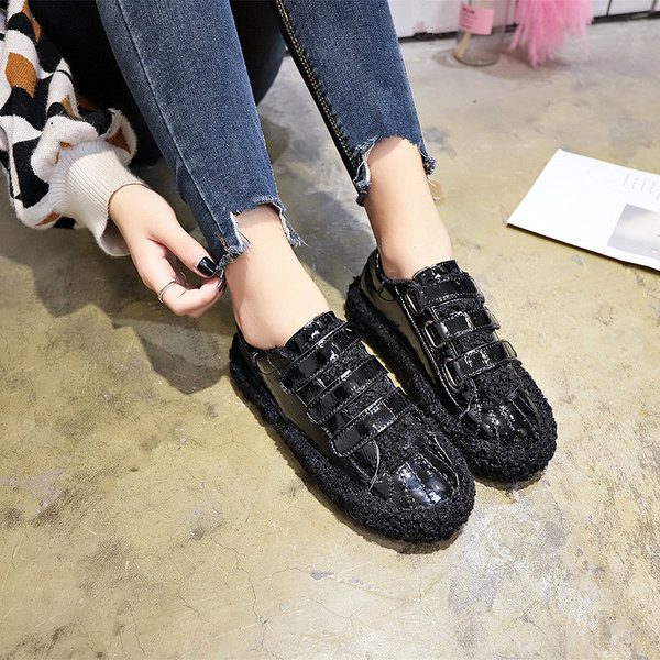 Модерни дамски маратонки с лепенки в два цвята