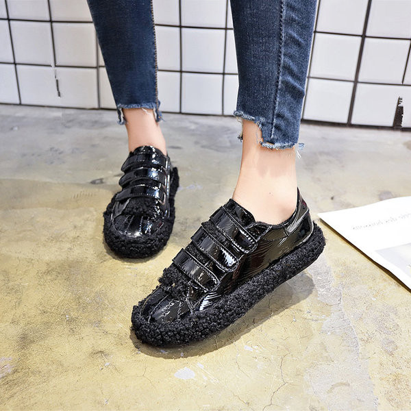 Модерни дамски маратонки с лепенки в два цвята