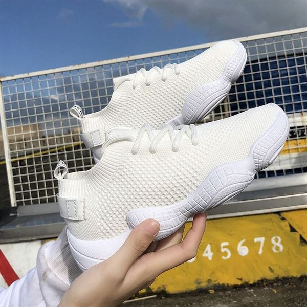 Актуални дамски спортни маратонки в три цвята