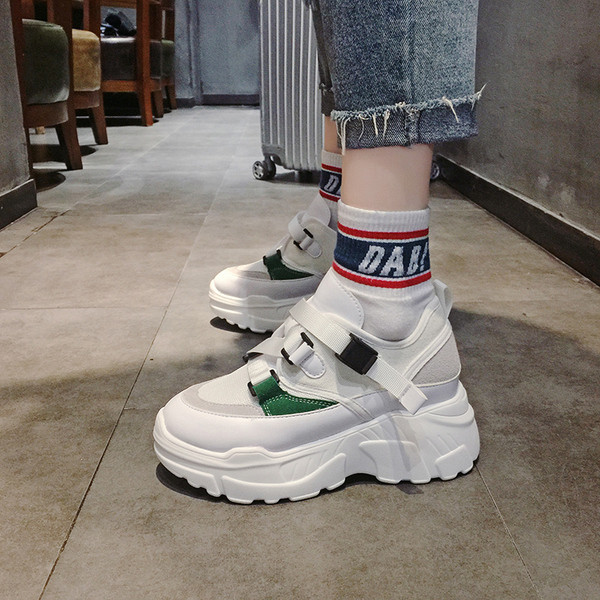 Дамски маратонки с груба подметка в бял и кафяв цвят