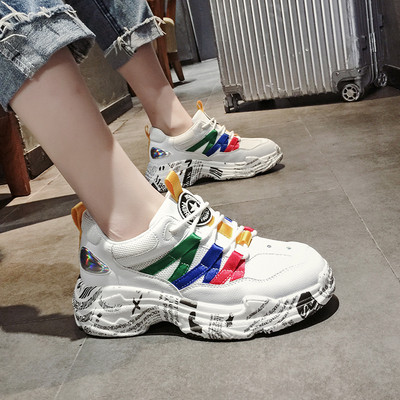 Дамски маратонки с надписи и цветни кантове в два цвята