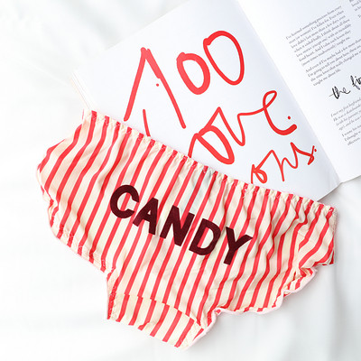 Памучни дамски бикини с десен и надпис в няколко цвята