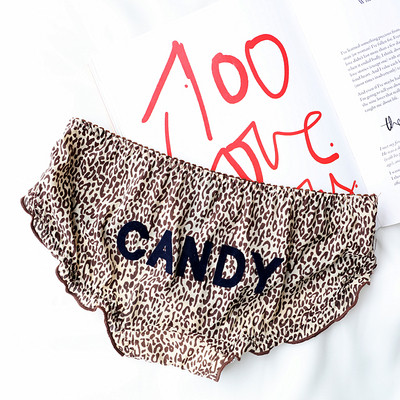 Памучни дамски бикини с десен и надпис в няколко цвята