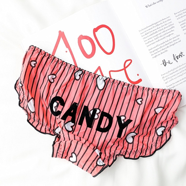 Памучни дамски бикини с десен и надпис в няколко цвята