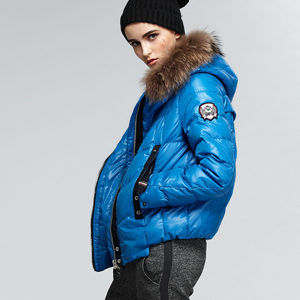 Geaca de dama moderna cu puf pe gluga in patru culori