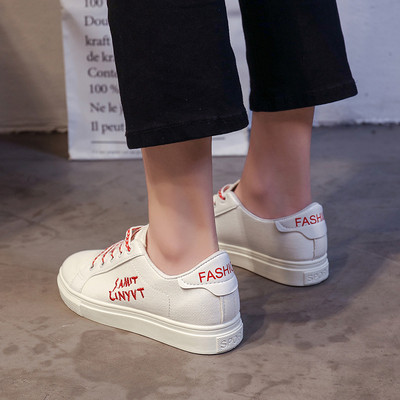 Модерни дамски маратонки от еко кожа с надписи в бял цвят