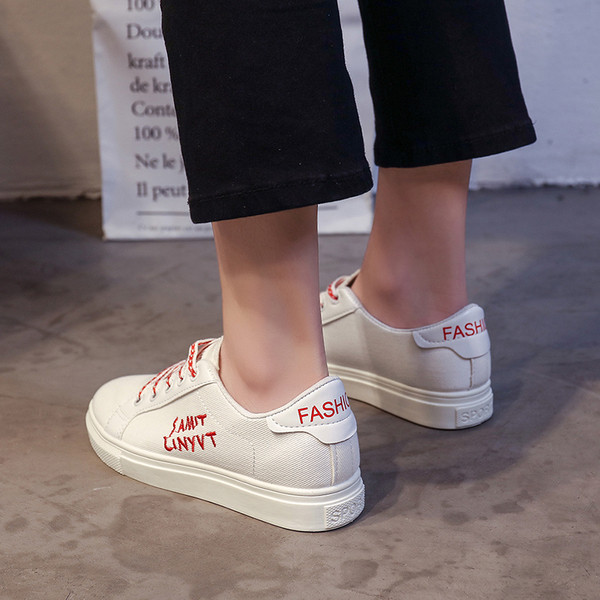 Модерни дамски маратонки от еко кожа с надписи в бял цвят