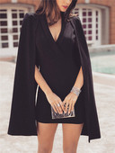 Стилна дамска рокля къс модел с V-образно деколте в черен цвят
