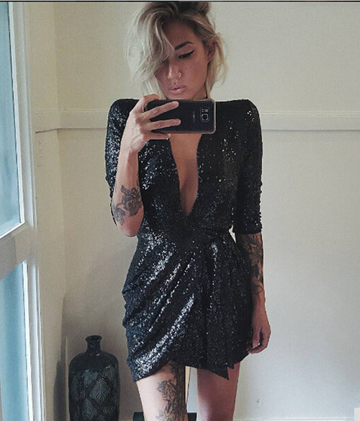 Актуална дамска рокля с дълбоко V-образно деколте в златен и черен цвят 