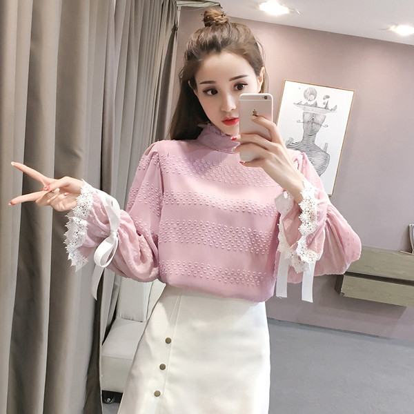 Актуална дамска риза в бял и розов цвят