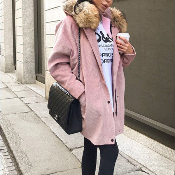Актуално дамско зимно яке дълъг модел с пух на качулката в бял и розов цвят 