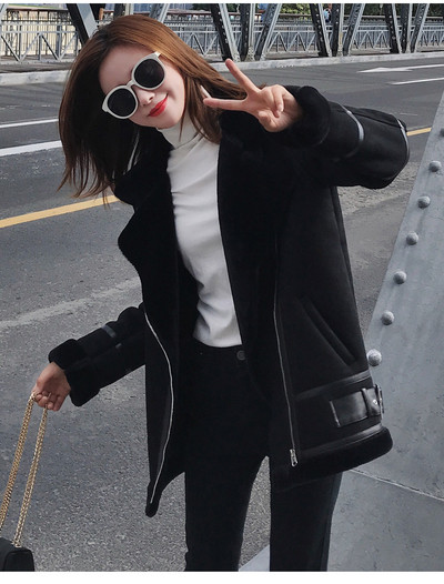 Ежедневно дамско палто с мека подплата и V-образна яка в черен цвят