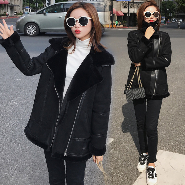 Ежедневно дамско палто с мека подплата и V-образна яка в черен цвят 