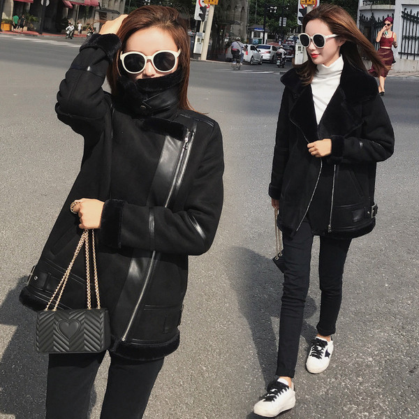 Ежедневно дамско палто с мека подплата и V-образна яка в черен цвят 