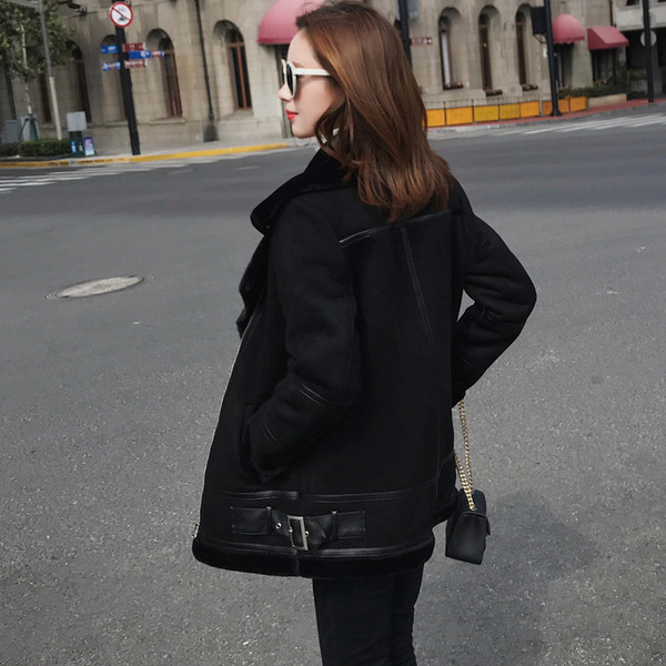 Ежедневно дамско палто с мека подплата и V-образна яка в черен цвят 