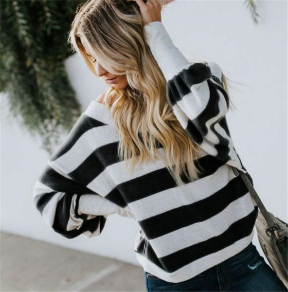 Модерна дамска раирана блуза с V-образно деколте 