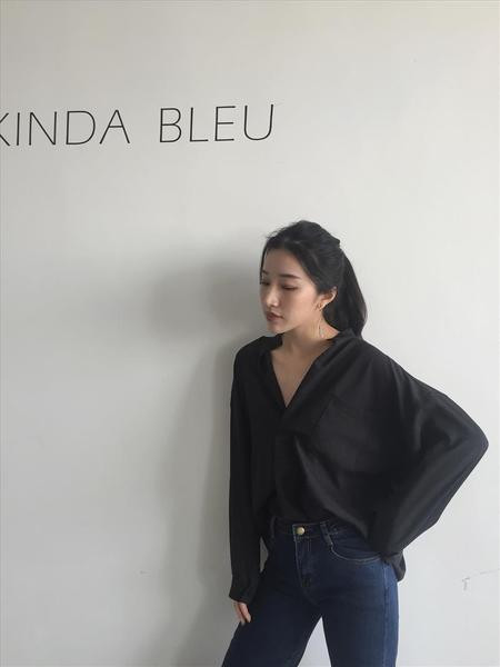 Стилна дамска риза с V-образно деколте и джоб в черен и бял цвят